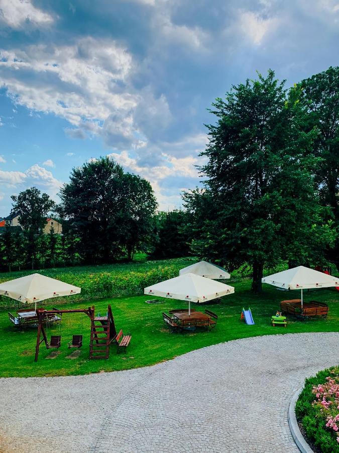 Dwor Karwacz Bed and Breakfast Przasnysz Eksteriør billede