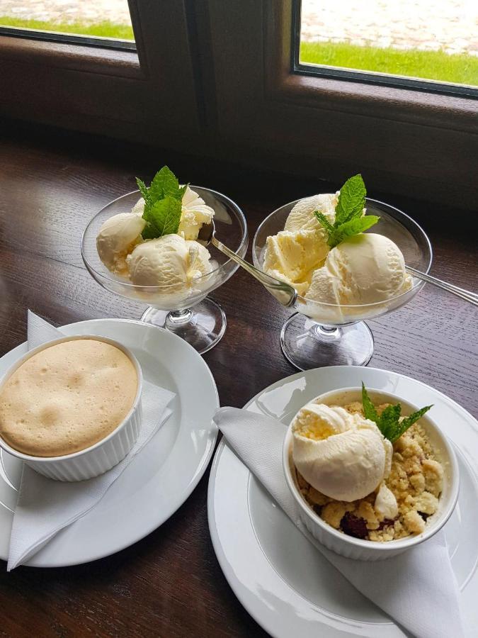 Dwor Karwacz Bed and Breakfast Przasnysz Eksteriør billede